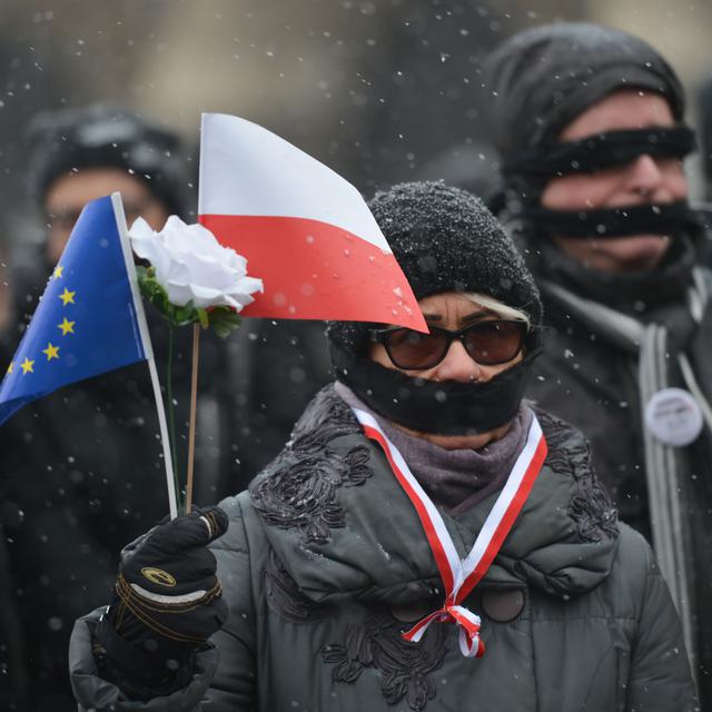 Des membres de l'Opposition en Pologne protestent contre les décisions prises par le parti ultraconservateur "Droits et Justice" dirigé par Jaroslaw Kaczynski. [AFP - ARTUR WIDAK / NURPHOTO]