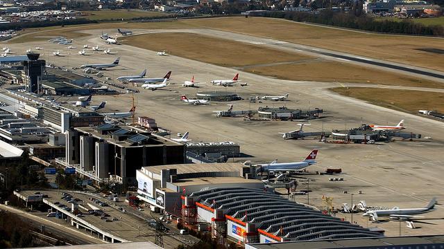 Vue arienne de l'aeroport internationale de Genève Cointrin. [Keystone - Martial Trezzini]