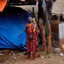 Le célèbre artistes malien Yaya Coulibaly montre une de ses 25'000 marionnettes. [RTS - Tristan Miquel]