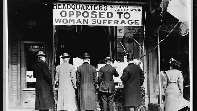 Photo de l'entrée du siège de l'Association nationale opposée au suffrage des femmes en 1905 aux USA. [PD-US - Quadell]