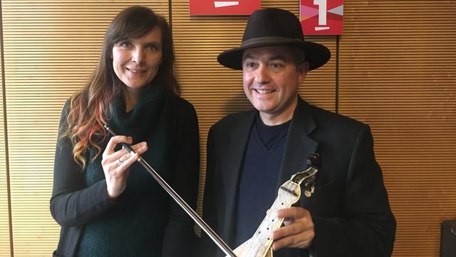 Emmanuelle Antille, écrivaine et réalisatrice, rencontre John Antonakis, professeur de comportement organisationnel à l’Unil. [RTS - Melvyn MICHEL]