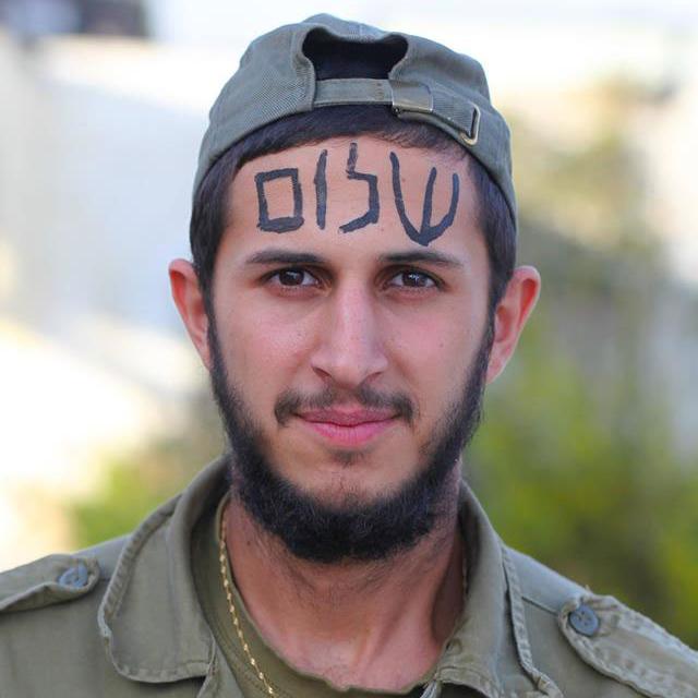 Un soldat israélien, "paix". [Petar Mitrovic]
