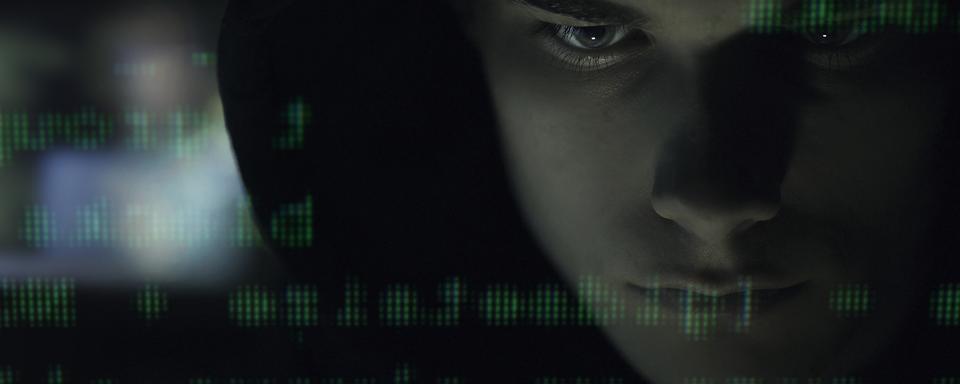 Selon Warren Buffet, la cybersécurité est le problème numéro un! [Fotolia - Cool your hacker portrait in the dark]