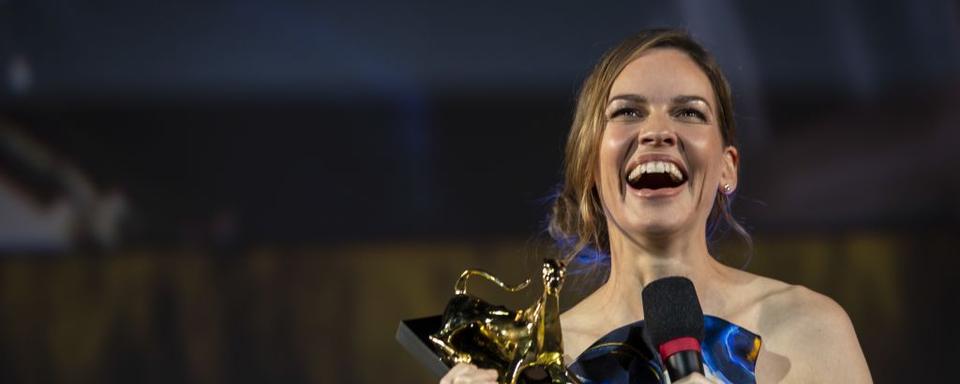 L'actrice Hilary Swank reçoit son Leopard Club Award. [Locarno Film Festival - Marco Abram]