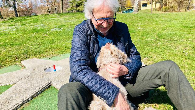 Henri Dès et son chien Fragola. [RTS - Karine Vasarino]