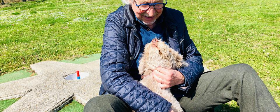 Henri Dès et son chien Fragola. [RTS - Karine Vasarino]