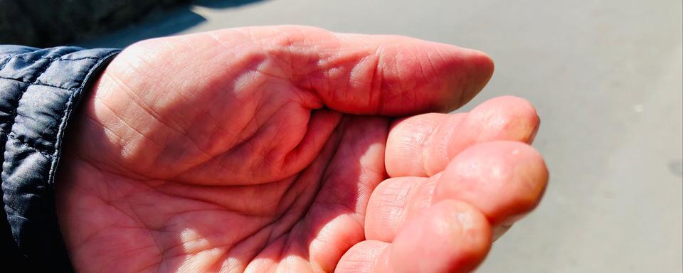 La guitare a laissé des traces sur les mains d'Henri Dès. [RTS - Karine Vasarino]