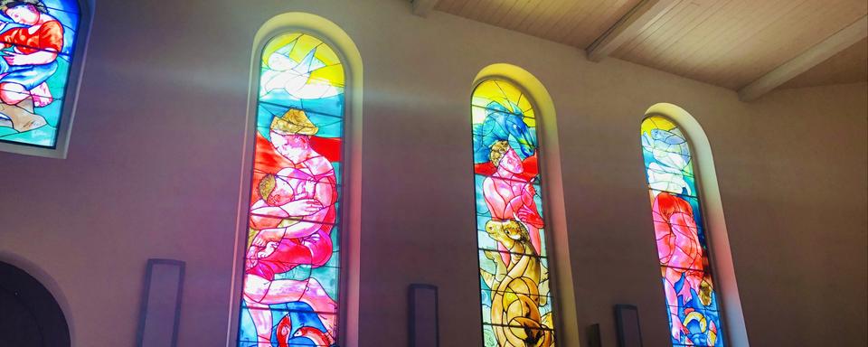 Des vitraux de Hans Erni dans la chapelle protestante de Martigny. [RTS - Karine Vasarino]