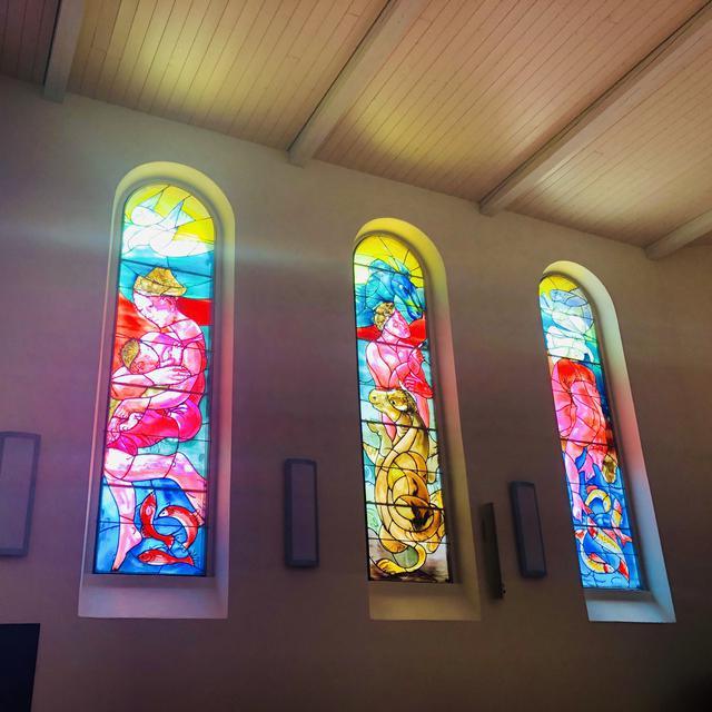 Des vitraux de Hans Erni dans la chapelle protestante de Martigny. [RTS - Karine Vasarino]