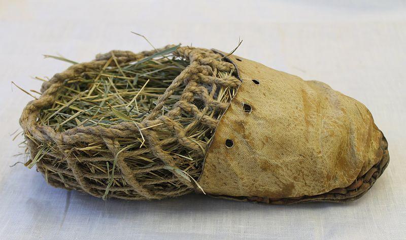 Une copie des chaussures d'Ötzi. [CC by SA - Josef Chlachula]