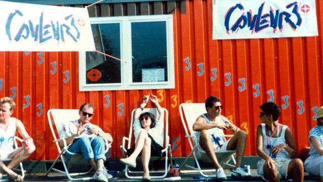 L'équipe Couleur 3 devant les studios lors du premier Leysin Rock Festival en 1987. [RTS]