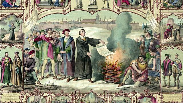 Luther brûlant publiquement les œuvres de Jan Eck, un livre de droit canon et la bulle condamnant ses propositions.
