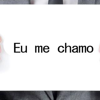 En langue portugaise, "Je m'appelle" se dit "Eu me chamo" (exemple avec le prénom Maria). [nito]