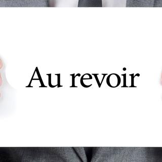 En langue française, lors d'un départ, on salue avec la formule "Au revoir". [nito]