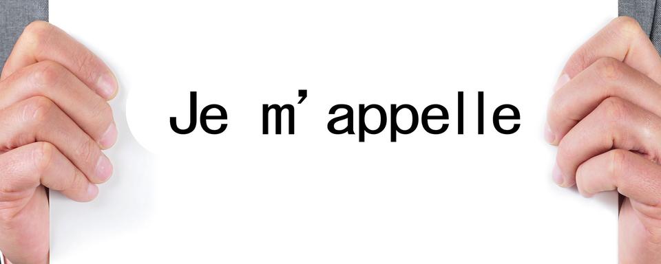 En langue française, on annonce son nom ou son prénom en disant "Je m'appelle" (exemple avec le prénom Benoît). [nito]