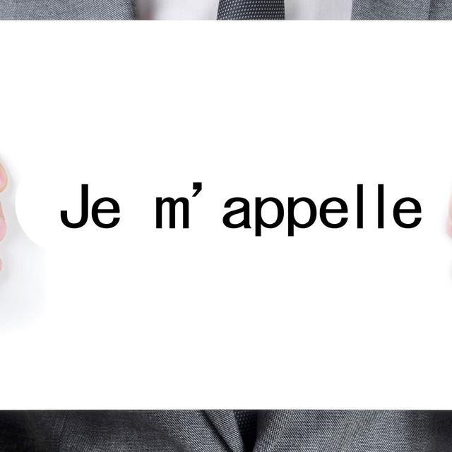 En langue française, on annonce son nom ou son prénom en disant "Je m'appelle" (exemple avec le prénom Benoît). [nito]