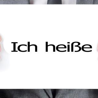 En langue allemande, "Je m'appelle" se dit "Ich heiße" (exemple avec le prénom Rolf). [nito]