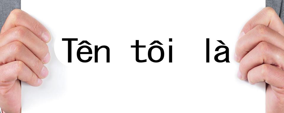 En langue vietnamienne, "Je m'appelle" se dit "Tên tôi là" (exemple avec le prénom Vinh). [nito]