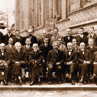Participants à la conférence "Solvay" en 1927 – 1er rang: Max Planck (2ème depuis la gauche), Marie Curie (3ème depuis la gauche), Albert Einstein (5ème depuis la gauche); 2ème rang: Niels Bohr (tout à droite), Louis de Broglie (3ème depuis la droite), Paul Dirac (5ème depuis la droite); 3ème rang: Auguste Piccard (1er depuis la gauche), Werner Heisenberg (3ème depuis la droite), Erwin Schrödinger (6ème depuis la droite). [AIP Emilio Segrè Visual Archives, Margrethe Bohr Collection]