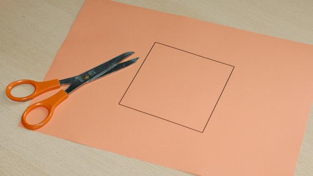 Plier la feuille de manière à découper le carré en un coup de ciseau rectiligne