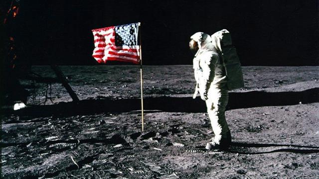 Le 16 juillet 1969, quelques mois seulement avant la date butoir annoncée par le président Kennedy sept ans plus tôt, la lune est conquise. Les cosmonautes Neil Armstrong, Michael Collins et Buzz Aldrin (en photo) accomplissent, selon la célèbre formule "un petit pas pour l'homme mais un grand pas pour l'humanité". Le succès de la mission Apollo 11 éclipsera quelque peu les suivantes qui s'étaleront jusqu'à 1972. [Keystone]