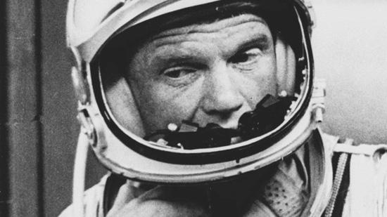 En février 1962, quelques mois seulement après leurs collègues russes, c'est au tour des Américains d'envoyer pour la première fois un de leurs compatriotes dans l'espace. Il s'agit de John Glenn, qui effectue ce jour-là sept révolutions autour de la planète avant de rentrer sur Terre. [Keystone]