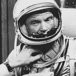 En février 1962, quelques mois seulement après leurs collègues russes, c'est au tour des Américains d'envoyer pour la première fois un de leurs compatriotes dans l'espace. Il s'agit de John Glenn, qui effectue ce jour-là sept révolutions autour de la planète avant de rentrer sur Terre. [Keystone]
