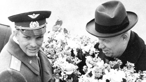 Youri Gagarine, accueilli le 14 avril 1961 à l'aéroport de Moscou par Nikita Khrouchtchev, premier secrétaire du parti communiste [Keystone]