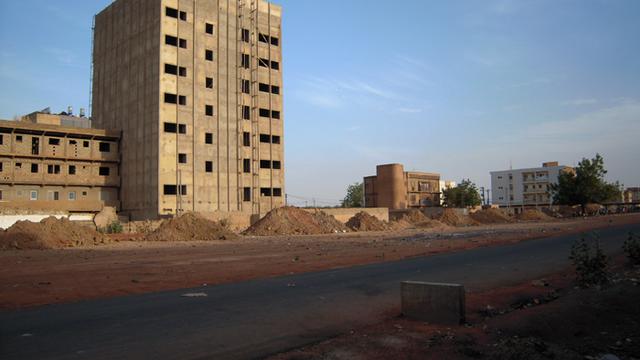 Ouagadougou, immeuble en construction [Cosmopolis]