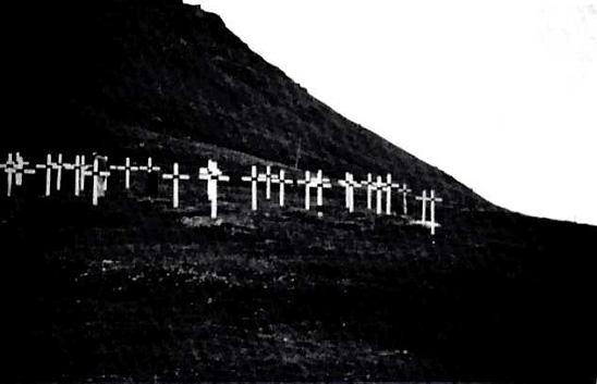 Cimetière de victimes de la grippe espagnole enterrées au Spitzberg, une île de Norvège située dans l'archipel du Svalbard. Pour apprendre à lutter contre une nouvelle pandémie, des chercheurs américains ont exhumé en 2005 des dépouilles conservées dans le permafrost pour identifier les souches du virus de 1918.