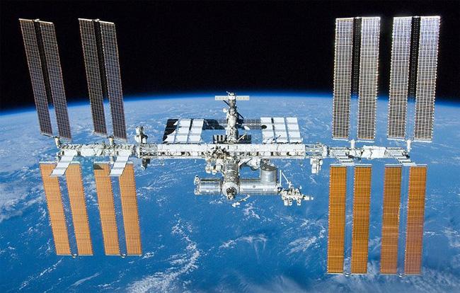 La Station spatiale internationale (en anglais International Space Station ou ISS) accueillera le module AMS-02. La construction de ce mastodonte de 400 tonnes, en orbite depuis 1998, est toujours en cours. Une fois terminée, elle s'étendra sur 110 m de large, 74 m de long et 30 m de haut. ISS est occupé en permanence par un équipage international dédié à la recherche scientifique. [NASA]
