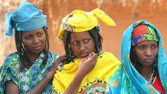 Trois femmes Peuls. Selon le langage utilisé, ce groupe ethnique est aussi appelé Fula, Fulani, Fulbe, Fulaw. [Brice Blondel for HDPTCAR]