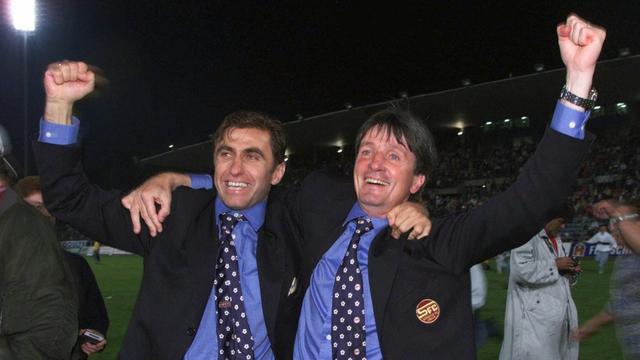 L'entraîneur servettien Gérard Castella (à droite) en compagnie de son assistant Bosko Dujvorski, après le dernier match décisif du tour final contre Lausanne-Sport, le 2 juin 1999 au stade de la Pontaise. [Keystone - Patrick Aviolat]
