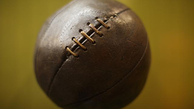 Un ballon de football des années 1920. Celui-ci est exposé au musée de l'Athletico Madrid dans son stade Vicente Calderon. [Daniel Ochoa de Olza]
