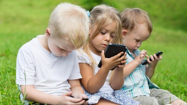 Des enfants devant des écrans. [Depositphotos - Stas_K]