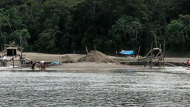 Installations de chercheurs d'or brésiliens le long du Rio Santiago, Condorcanqui, Amazonas, Pérou. [Wikimédia - JYB Devot]