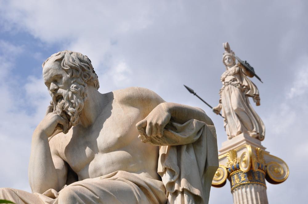 Statues de Socrate et Athéna. [Fotolia - gmoulart]