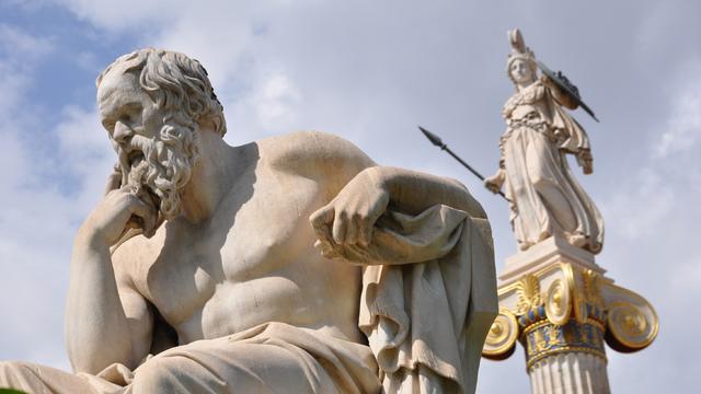 Statues de Socrate et Athéna. [Fotolia - gmoulart]