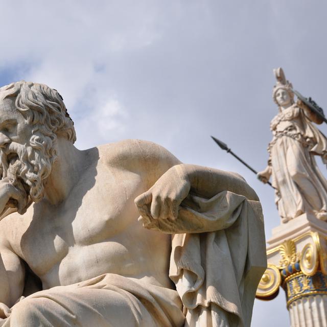 Statues de Socrate et Athéna. [Fotolia - gmoulart]