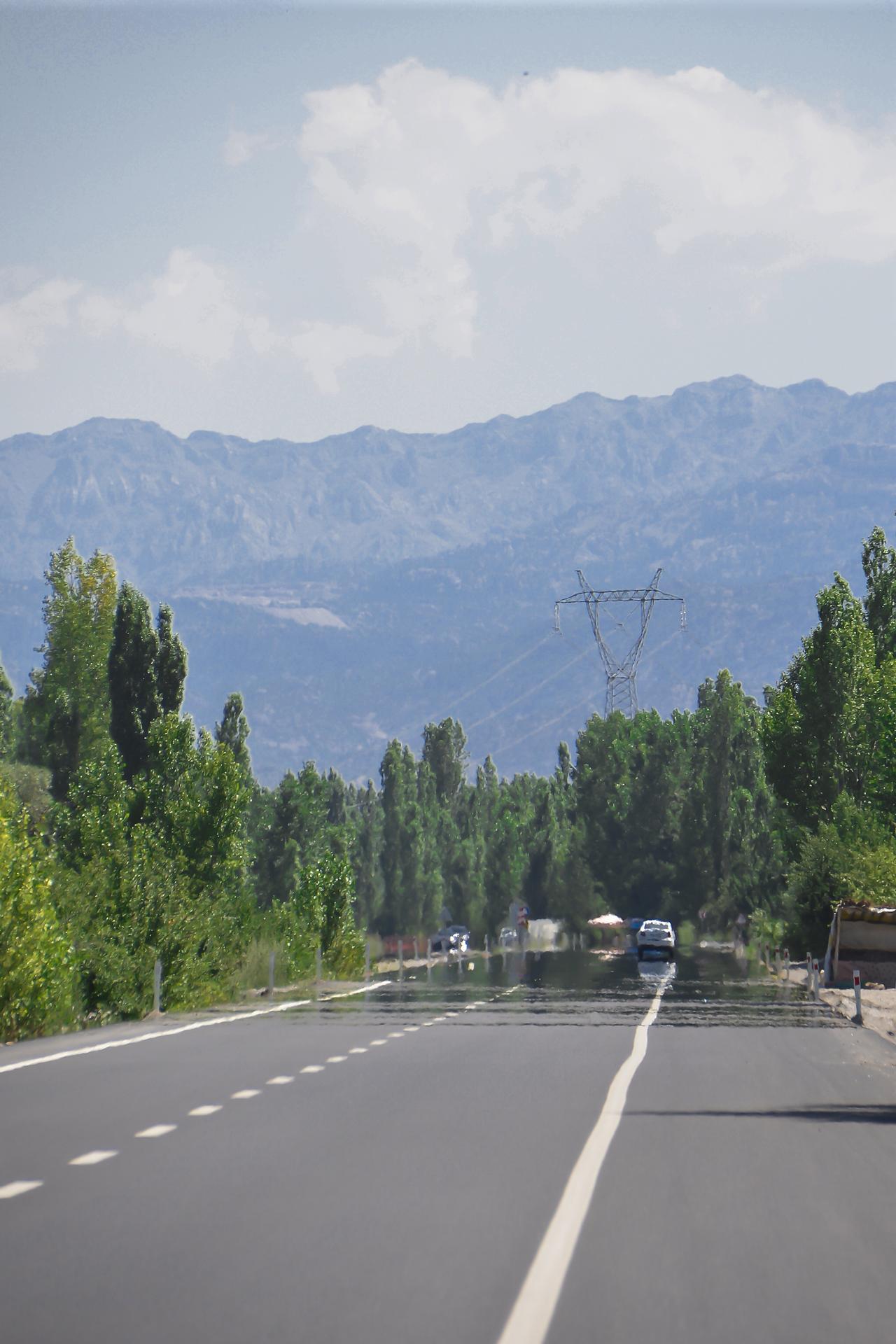 Exemple de mirage sur une route [Fotolia - @Photocenter]