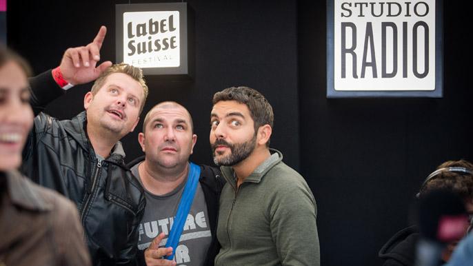 L'équipe RTS sur son stand. JP (Jean-Pascal Mages), Joh (Johann Erba) et Jérémy (Jérémy Conne) scrute le ciel lors de l'édition 2016 de Label Suisse… [RTS - Anne Bichsel]