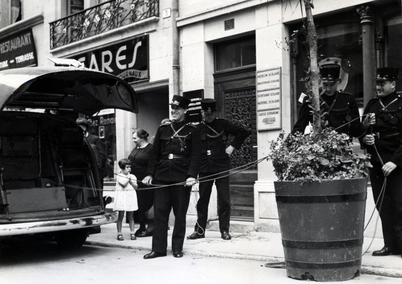 Voiture de reportage. Les policiers aidaient parfois à tirer les câbles sur de longues distances ! Années 1940. [Archives RTS]