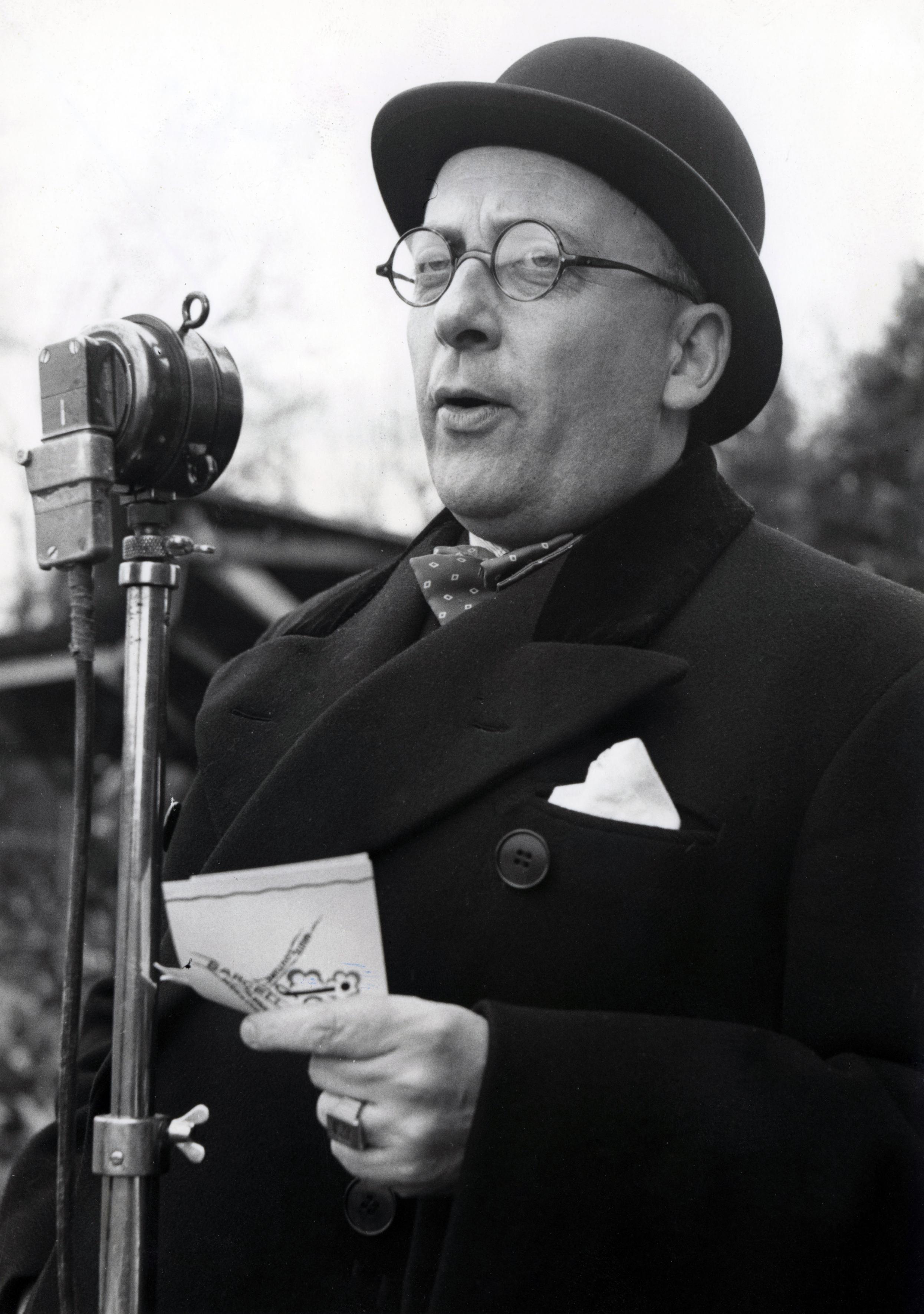 Le célèbre commentateur sportif Marcel-W. Suès, alias Squibbs en 1944. [Archives RTS - Photo ASL]
