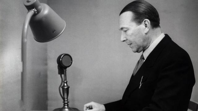 Henri Rossier, speaker à l’ATS. Années 1940. [Archives RTS - Photopress AG]