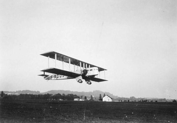 C’est un appareil de type Farman F.60 Goliath qui assurait la ligne Paris-Lausanne.