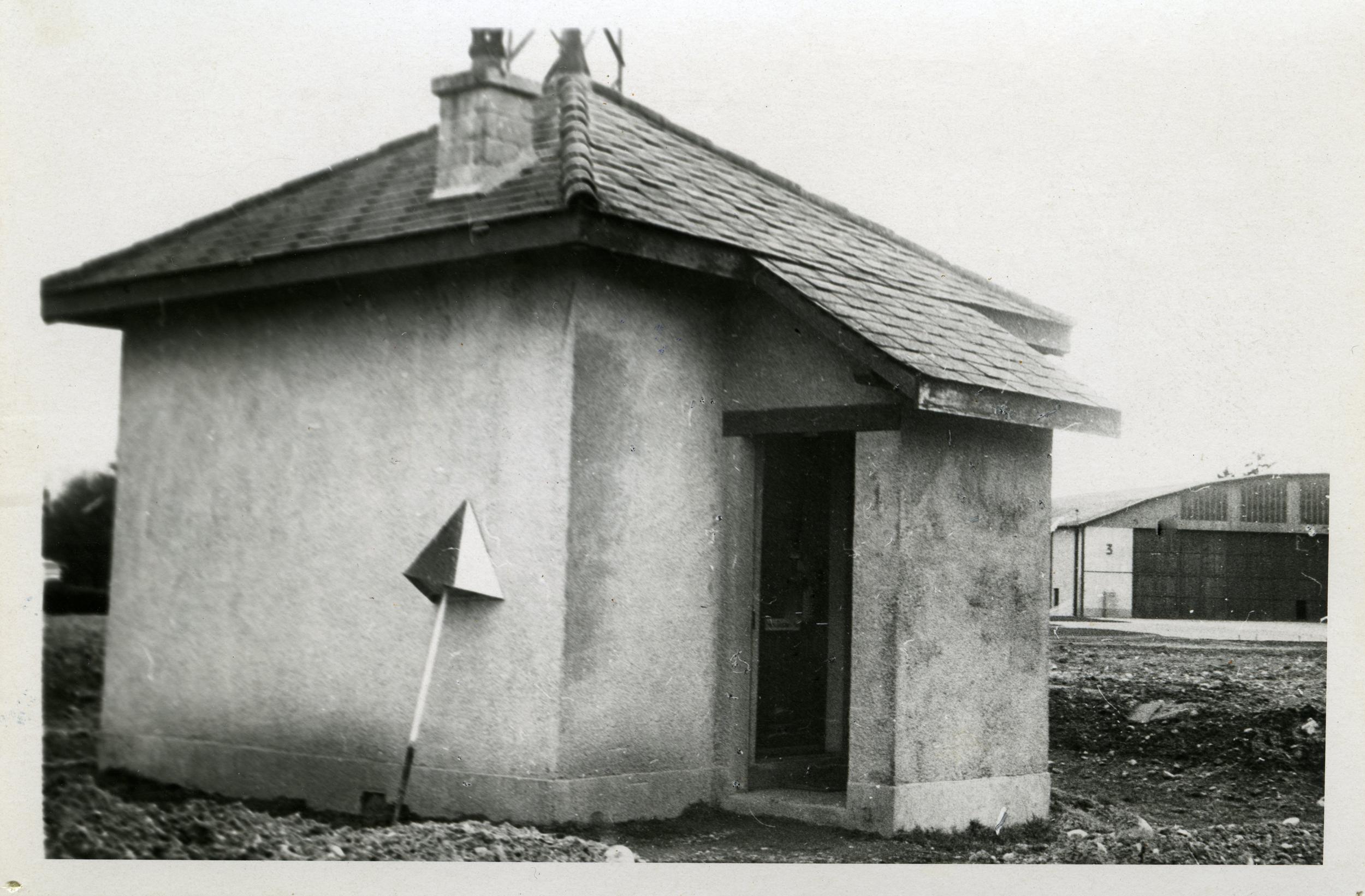 La Maison de la radio à Genève en 1923, sur la piste de Cointrin. [Archives RTS - Photo Helios]