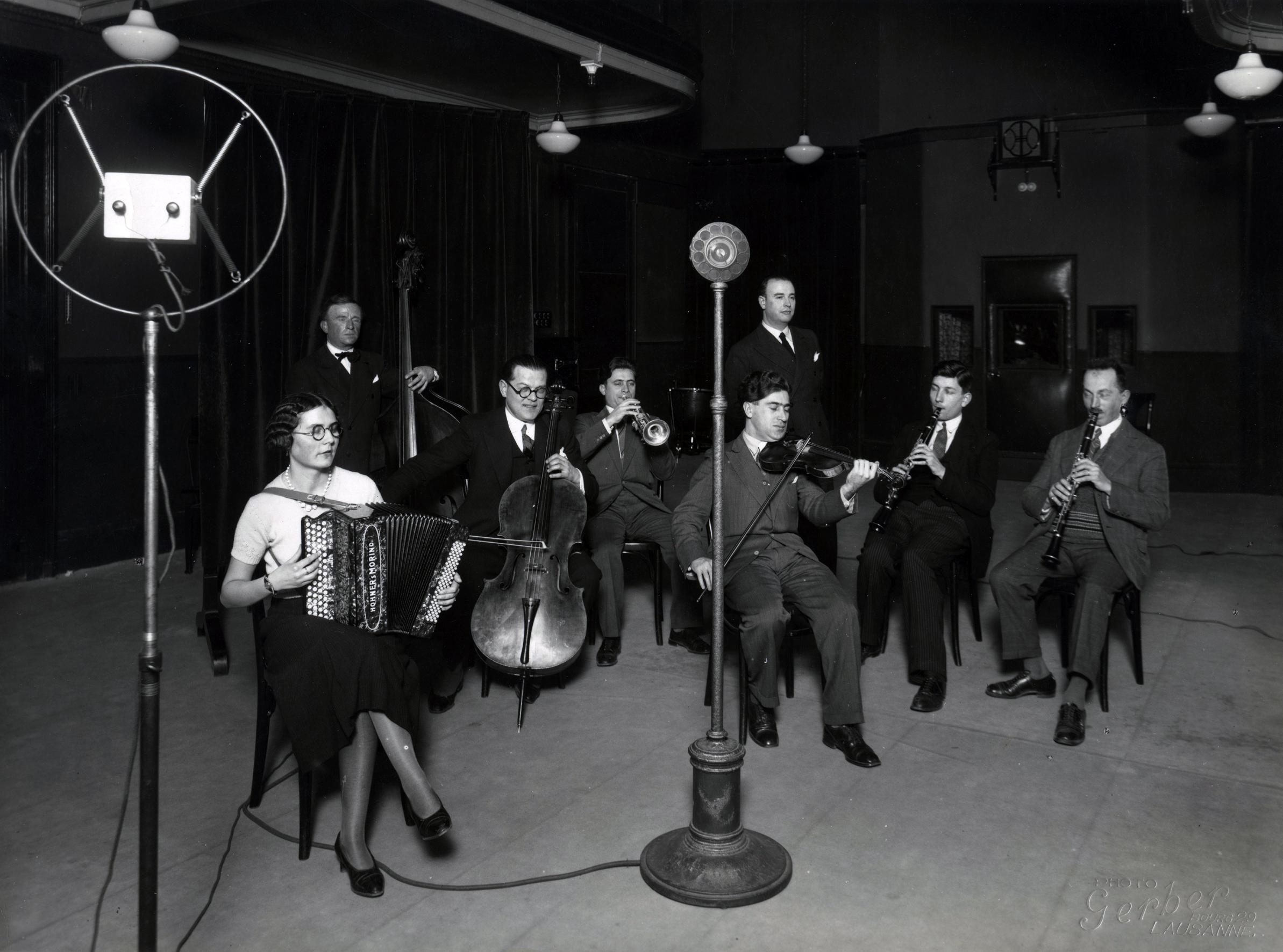Enregistrement d’un orchestre, probablement 1942, Radio-Lausanne. [Archives RTS - Photo Gerber]