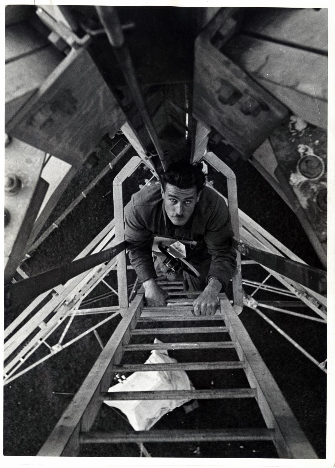 Employé sur une échelle de service d'un émetteur dans les années 1930. [Archives RTS - JNDUFO Bilde und Pressdienst Bern]