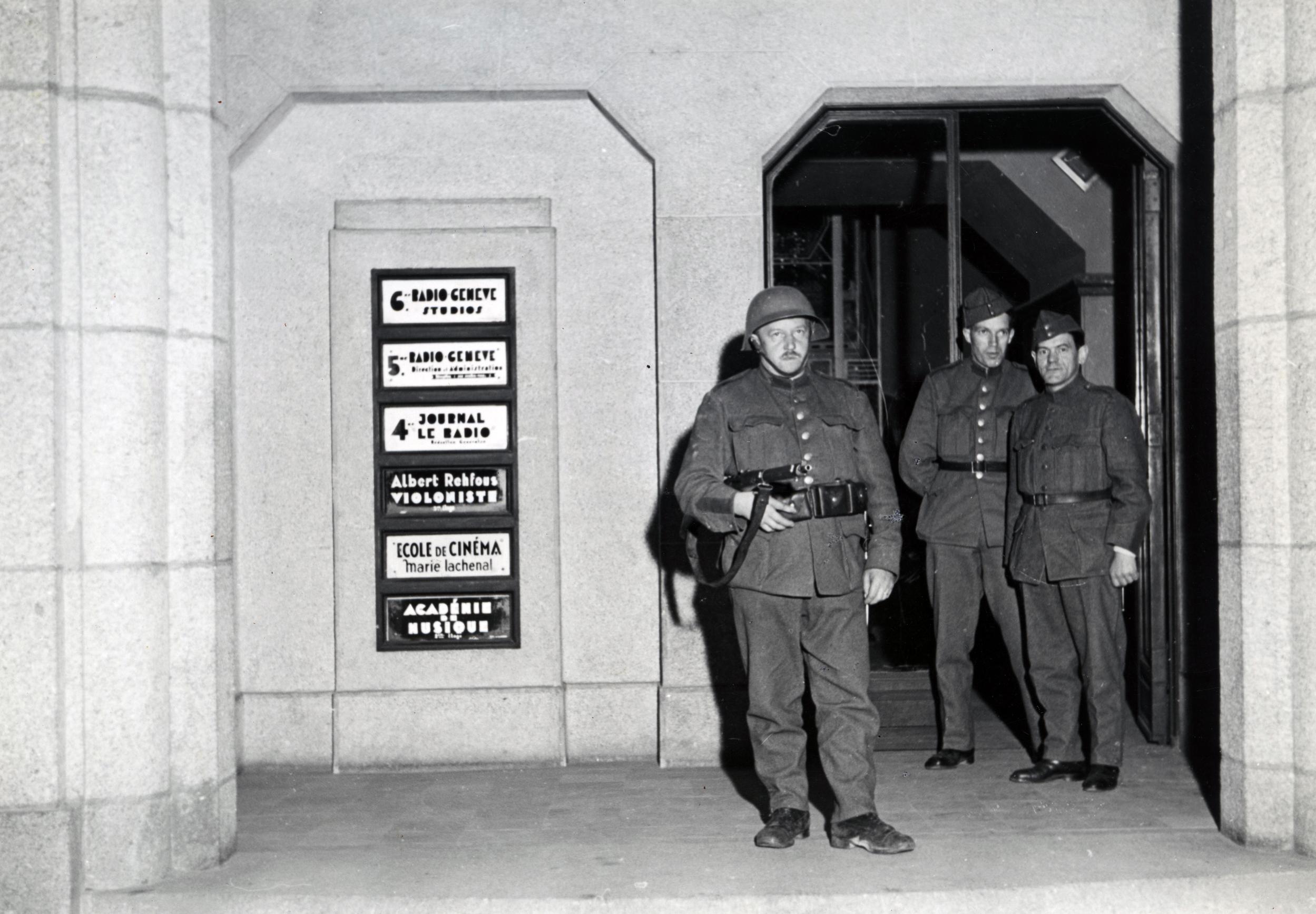 La garde devant le studio de Genève, vers 1940. [Archives RTS - Photo Helios]