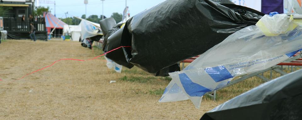 Le vent fait voler les sacs poubelles du Paléo Festival de Nyon 2010. [Jérôme Genet]